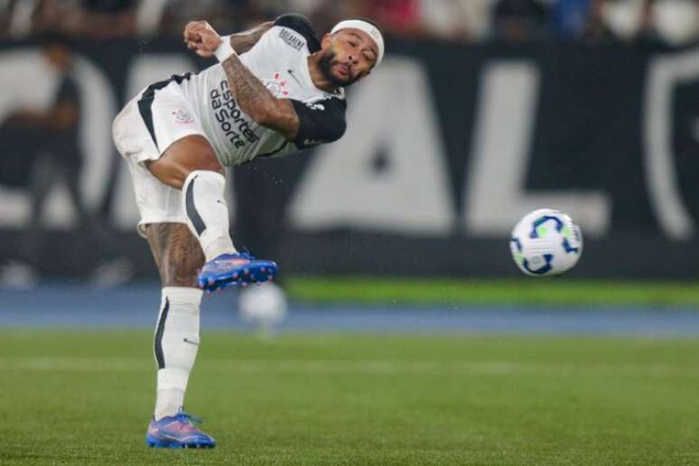 Memphis Depay acertou chuta&ccedil;o para empatar para o Corinthians.