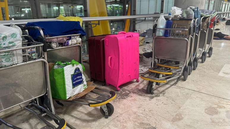 Carrinhos para bagagem s&atilde;o usados como arm&aacute;rios por pessoas que dormem no aeroporto