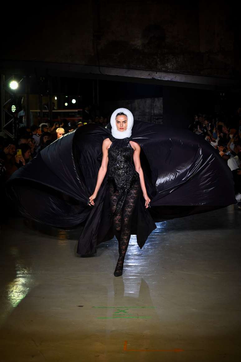 Barbara Fialho no desfile de Rober Dognani 