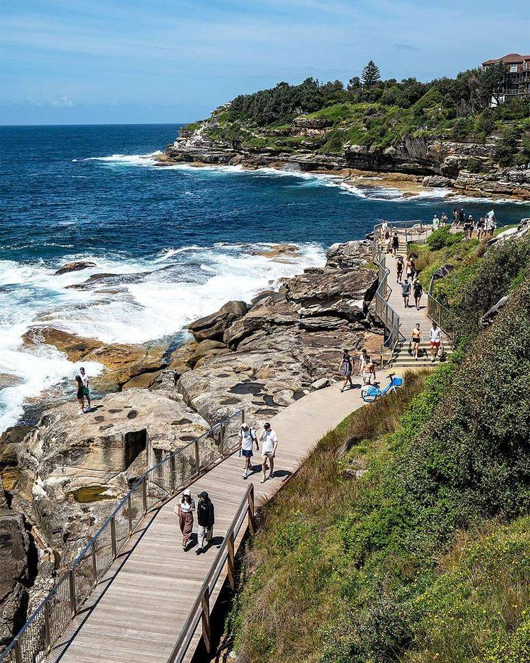 Com vistas impressionantes para o mar e uma paisagem deslumbrante, a caminhada costeira de Bondi a Bronte &eacute; uma das trilhas urbanas mais emblem&aacute;ticas de Sydney