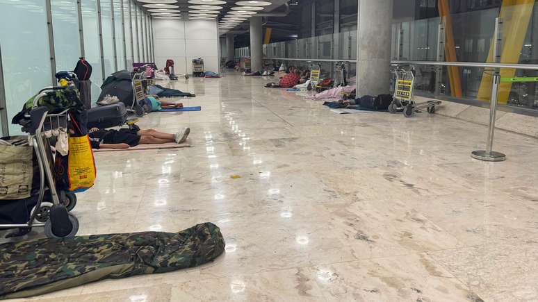 Imigrantes e pessoas sem teto no terminal 4 de Barajas