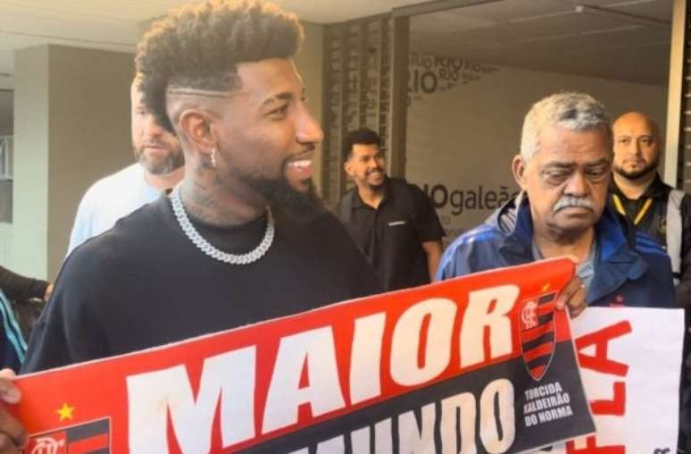 Emerson Royal arrives in Rio to sign a contract with Flamengo
