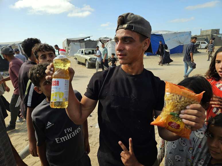 As caixas cont&ecirc;m alimentos como &oacute;leo de cozinha, macarr&atilde;o, gr&atilde;os e outros produtos que requerem &aacute;gua e combust&iacute;vel para o preparo &mdash; itens escassos no territ&oacute;rio