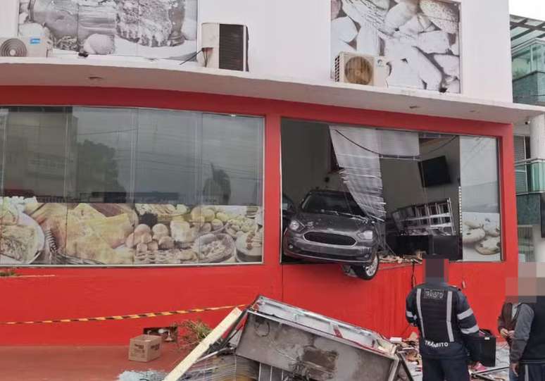 The driver loses control, invades the pastry shop leaving the car suspended and 3 people injured in RS