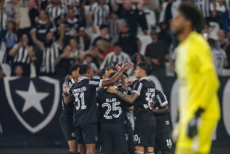 Arthur Cabral abriu o placar para o Botafogo no Nilton Santos.