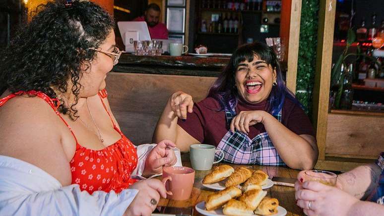 Melbourne &eacute; amplamente considerada a capital do caf&eacute; da Austr&aacute;lia, com uma cultura moldada pela migra&ccedil;&atilde;o europeia no p&oacute;s-guerra.

Tr&ecirc;s amigas tomam caf&eacute; com croissants em uma cafeteria de Melbourne.


