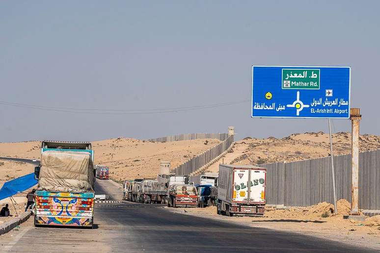 Caminh&otilde;es carregados com ajuda humanit&aacute;ria se amontoam nas fronteiras de Gaza, aguardando que Israel permita sua entrada, denuncia a ONU
