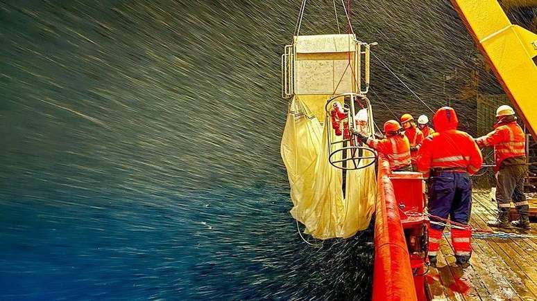 A amostragem de zoopl&acirc;ncton &eacute; feita &agrave; meia-noite, quando os animais est&atilde;o mais pr&oacute;ximos da superf&iacute;cie do oceano
