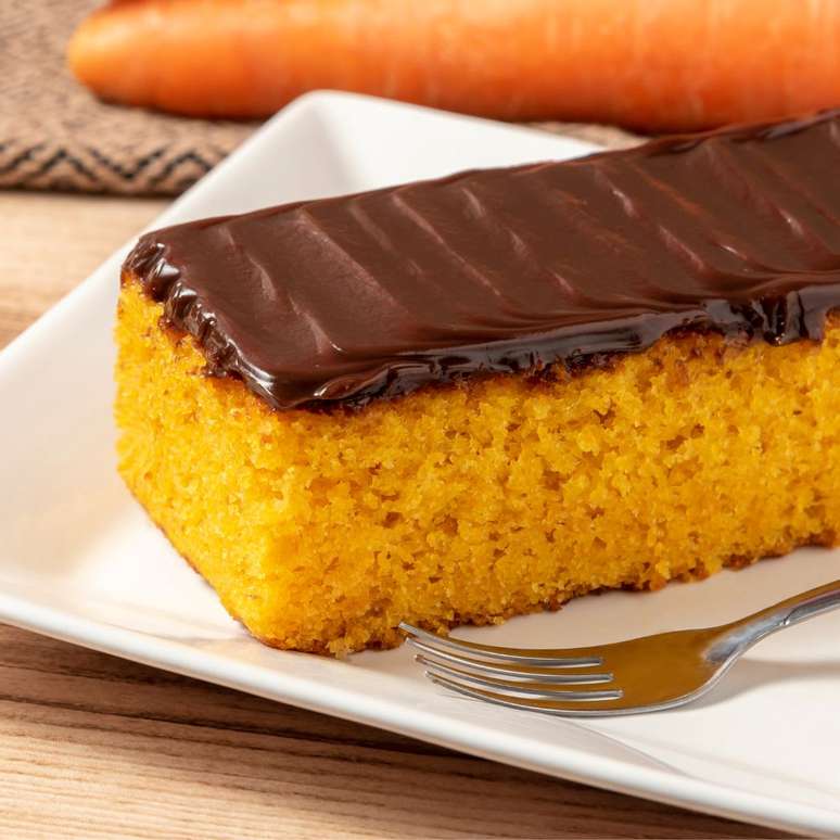 Cute carrot cake: with house chocolate syrup Cute carrot cake: with house chocolate syrup