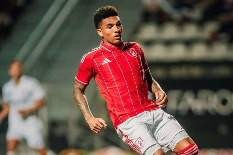 Igor Jesus entra no segundo tempo e faz bom jogo na derrota do Nottingham.