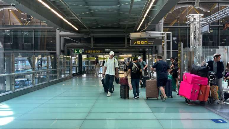 Enquanto alguns dormiam, passageiros passavam pelo aeroporto espanhol