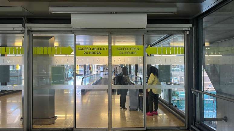 Uma das portas de acesso ao aeroporto
