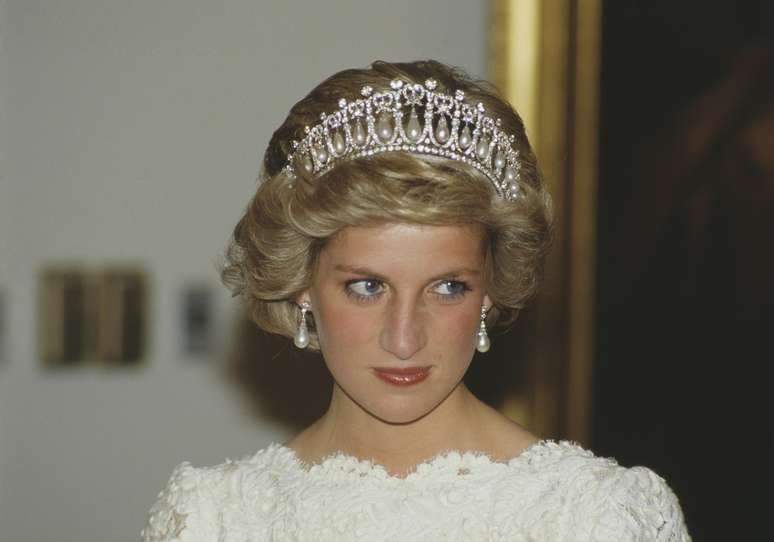 Diana, Princesa de Gales (1961-1997), participa de um jantar na Embaixada Brit&acirc;nica em Washington, D.C., em novembro de 1985. Ela usa um vestido de noite Murray Arbeid e a tiara Queen Mary.