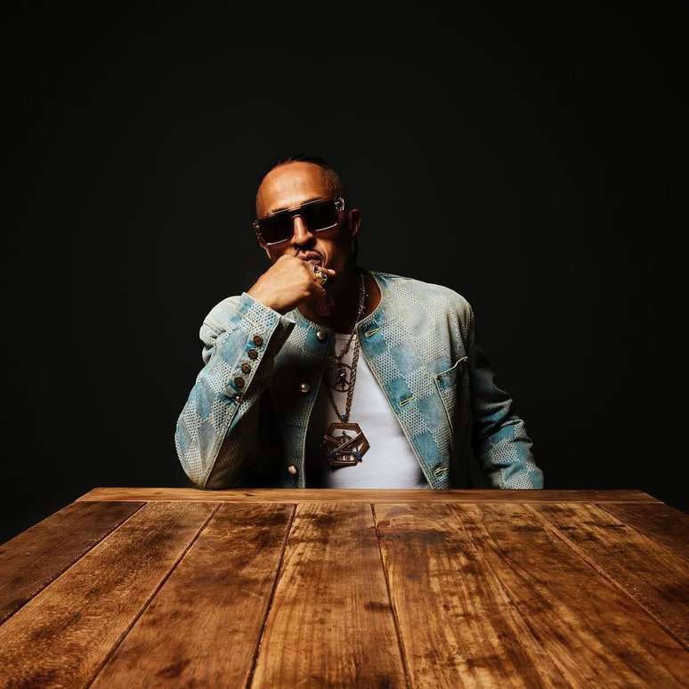 Nota pode ser sido escrita pelo rapper ou pela assessoria: se foram profissionais, estão de parabéns; se foi o artistas, mostrou domínio completo de mais um gênero textual.