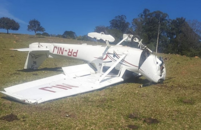 Avião pousou de "barriga" pra cima no interior de São Paulo