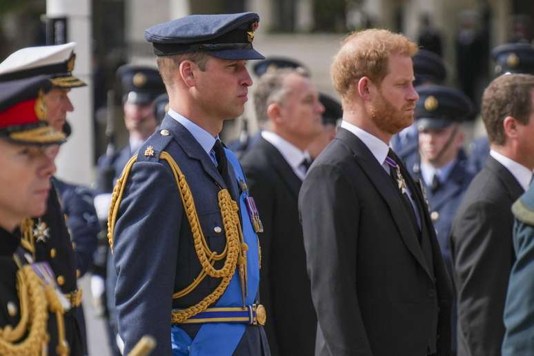 LONDRES, INGLATERRA - 19 DE SETEMBRO: Os pr&iacute;ncipes William e Harry caminham atr&aacute;s do caix&atilde;o da rainha Elizabeth II, puxado em uma carruagem pelas ruas de Londres, ap&oacute;s seu funeral em 19 de setembro de 2022, em Londres, Inglaterra. Elizabeth Alexandra Mary Windsor nasceu na Rua Bruton, Mayfair, Londres, em 21 de abril de 1926. Ela se casou com o pr&iacute;ncipe Philip em 1947 e ascendeu ao trono do Reino Unido e da Comunidade Brit&acirc;nica em 6 de fevereiro de 1952, ap&oacute;s a morte de seu pai, o rei George VI. A rainha Elizabeth II morreu no Castelo de Balmoral, na Esc&oacute;cia, em 8 de setembro de 2022, e foi sucedida por seu filho mais velho, o rei Charles III.
