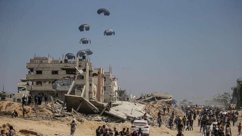 Ajuda humanit&aacute;ria lan&ccedil;ada por via a&eacute;rea pelo Ex&eacute;rcito Real da Jord&acirc;nia chega ao norte da Faixa de Gaza