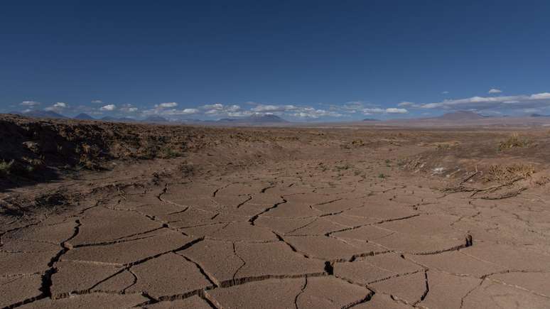 Rachaduras no terreno de um local de extra&ccedil;&atilde;o de &aacute;gua no deserto de Atacama perto de Peine, no norte do Chile