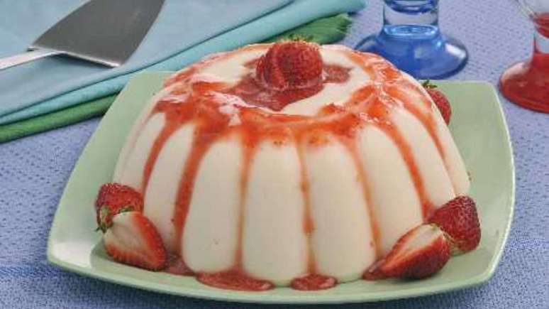 White manjar with strawberry syrup: serve the recipe on the weekend White manjar with strawberry syrup: serve the recipe on the weekend