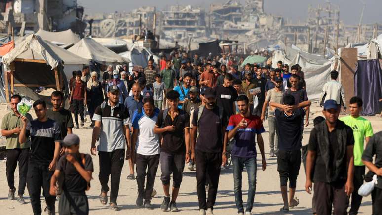 Israel announces a “tactical” break in combat and the first trucks with the help to enter Gaza
