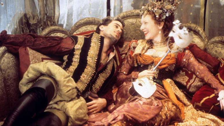 O filme Elizabeth, de 1998, explora o relacionamento entre Elizabeth 1&ordf; e Dudley