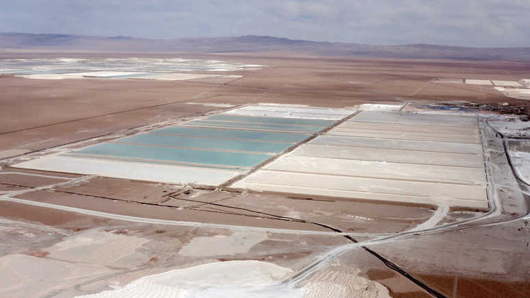 A extra&ccedil;&atilde;o de l&iacute;tio exige o bombeamento de salmoura de baixo dos salares do Chile at&eacute; as piscinas de evapora&ccedil;&atilde;o na superf&iacute;cie