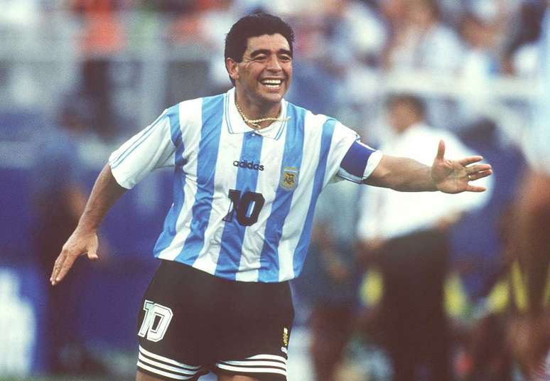 Maradona (com a camisa da Argentina) &eacute; o astro maior da hist&oacute;ria do Napoli &ndash;&nbsp;