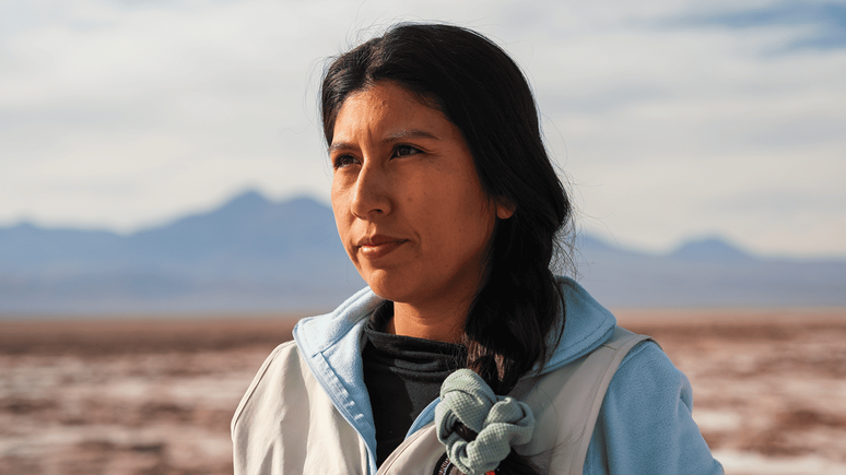 A bi&oacute;loga Faviola Gonz&aacute;lez monitora as mudan&ccedil;as ambientais na Reserva Nacional Los Flamencos, que abriga salares, p&acirc;ntanos e lagoas no norte do Chile