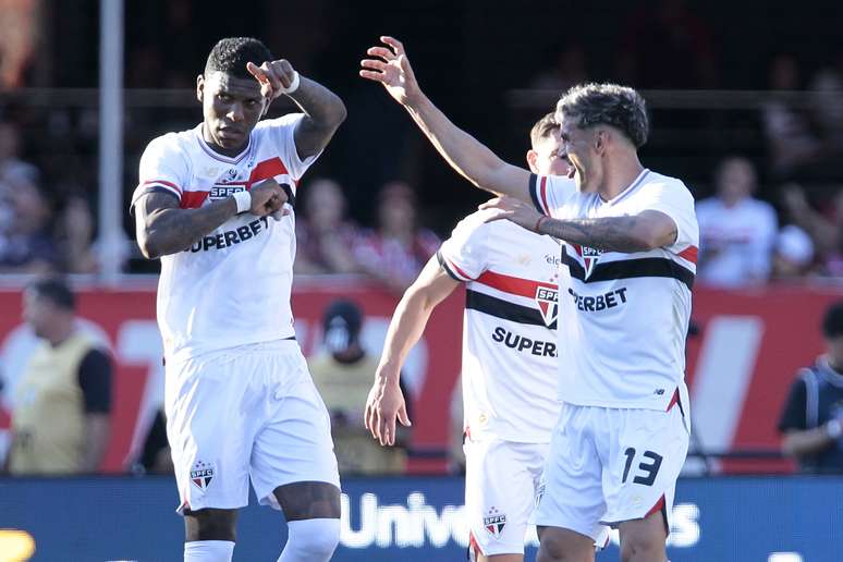 Jogadores do São Paulo comemoram gol