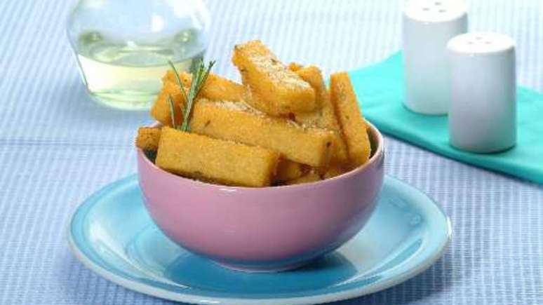Polenta chips with rosemary: serve the snack as an entrance to friends
