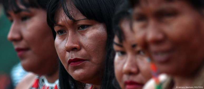 Mulheres do povo krikati fazem ritual em defesa do seu modo de vida no acampamento Terra Livre, em Brasília, em abril de 2025