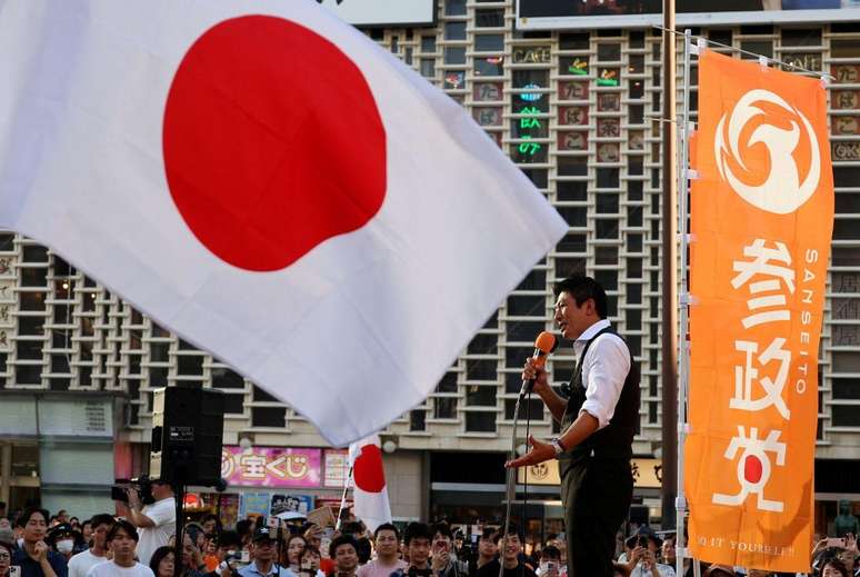 Sohei Kamiya discursando durante um com&iacute;cio em T&oacute;quio no in&iacute;cio deste m&ecirc;s
