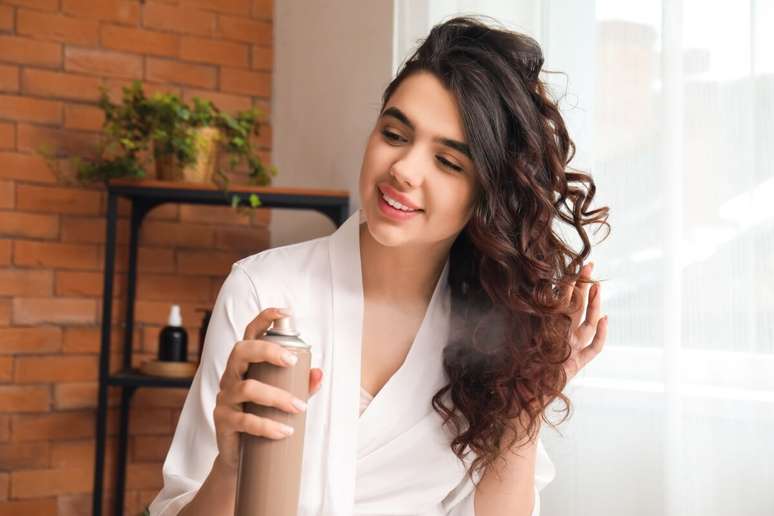 Os sprays de brilho s&atilde;o &oacute;timos aliados para manter o frizz sob controle 