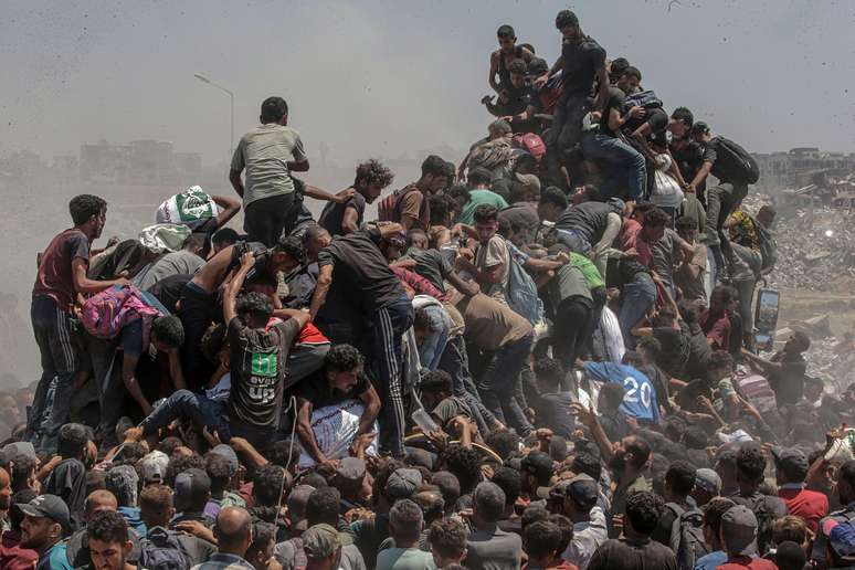 The Palestinians try to obtain flour packages from a humanitarian truck near Zikim, in the north of the Gaza Strip on July 27th The Palestinians try to obtain flour packages from a humanitarian truck near Zikim, in the north of the Gaza Strip on July 27th
