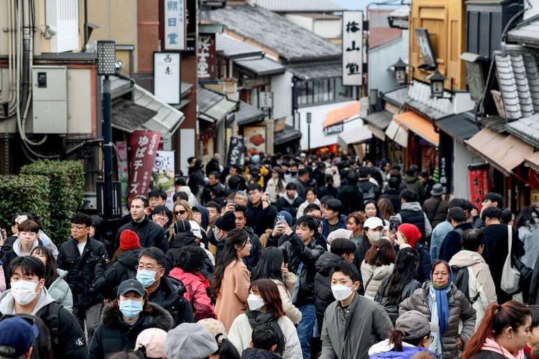 Turistas passam por lojas e restaurantes que levam ao Templo Kiyomizu-dera em Kyoto