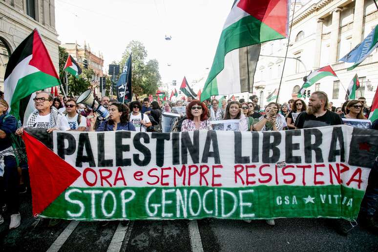 The Palestinian premier asks Hamas “deliver weapons” and leave Gaza