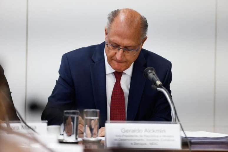 O vice-presidente do Brasil, Geraldo Alckmin, participa de uma reunião em Brasília