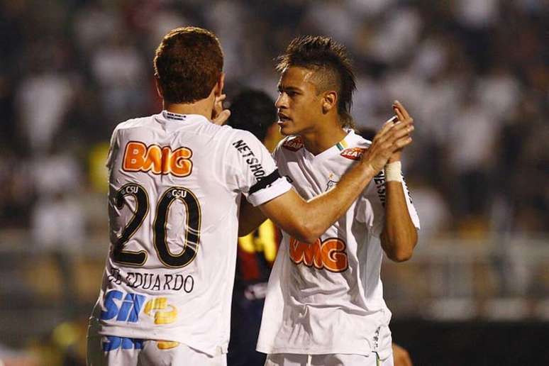 Z&eacute; Love e Neymar com a camisa do Santos &ndash; Ricardo Saibun/Santos