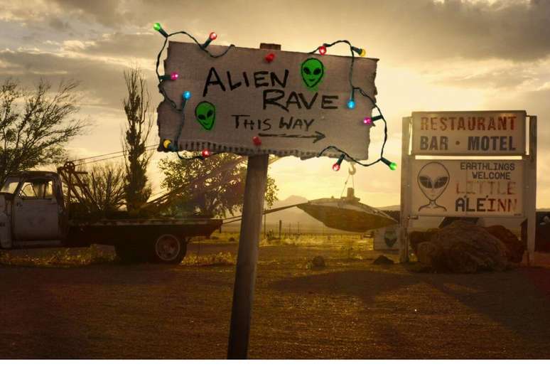“Desastre Total: Storm Area 51” acompanha os desdobramentos curiosos após um jovem criar um evento no Facebook convidando pessoas a invadirem a Área 51 