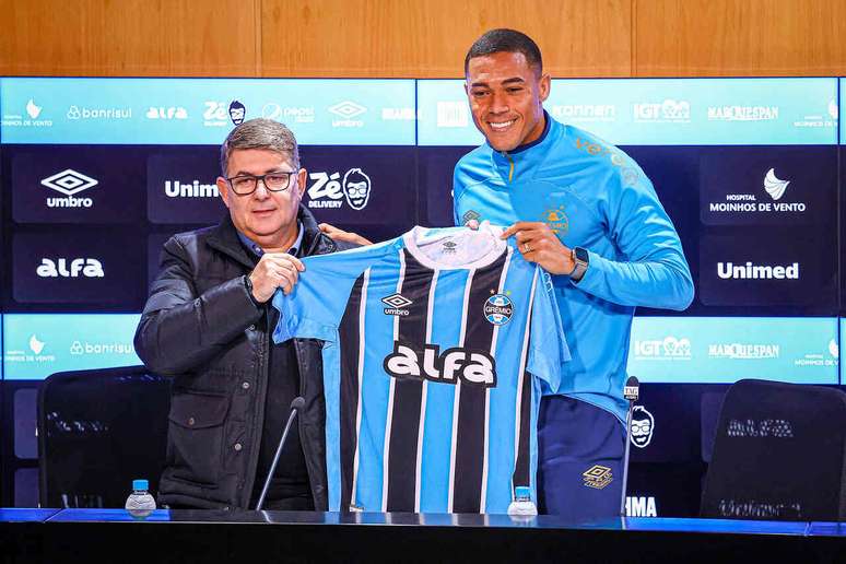 Gr&ecirc;mio ser&aacute; o primeiro grande clube brasileiro que Carlos Vinicius defender&aacute; em sua carreira profissional &ndash;