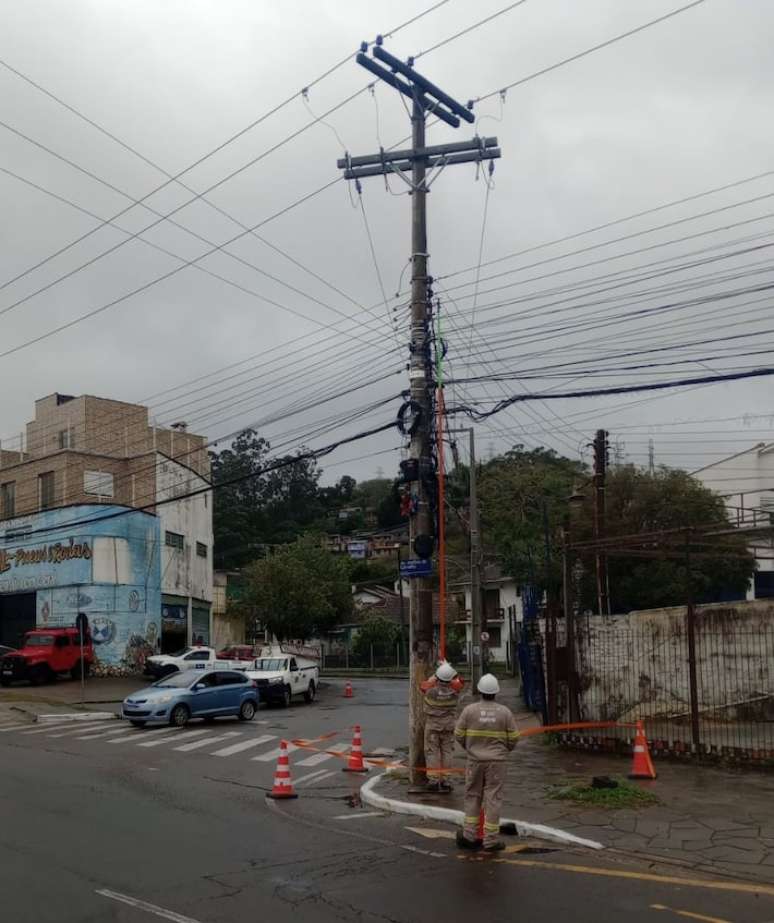 Equipe da CEEE Equatorial atua em área impactada pela passagem de ciclone extratropical no RS.