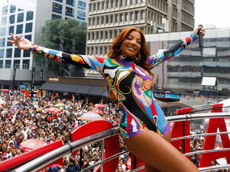 Ludmilla marca presença na parada LGBTQIA+ 