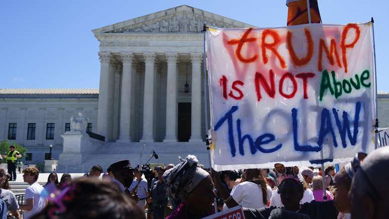 Manifestantes se re&uacute;nem no lado de fora da Suprema Corte dos Estados Unidos em Washington DC, no dia 1&ordm; de julho de 2024