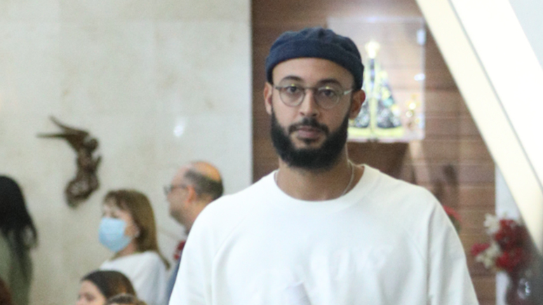 Jos&eacute; Gil na missa de s&eacute;timo dia de Preta Gil