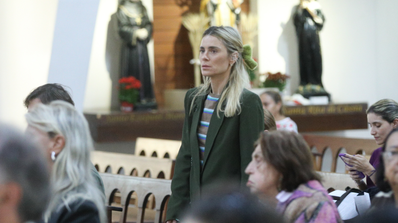 Carolina Dieckmann na missa de sétimo dia de Preta Gil