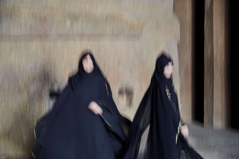 Mulheres muçulmanas dançando em um templo, em um momento de liberdade. “Fiz em movimento para não mostrar o rosto”.