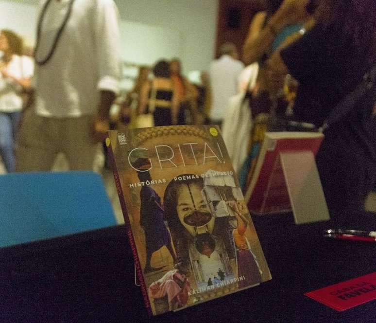 Livro Grita! no lançamento no Centro Cultural Correios, em janeiro de 2025. Convidados mal sabiam que eram somente 30 exemplares.