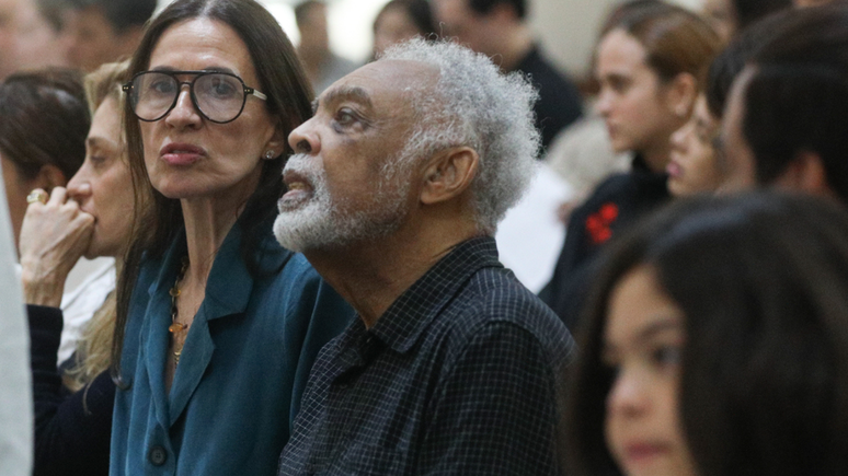 Gilberto Gil next to Flora Gil in the seventh day Mass from his black daughter Gil