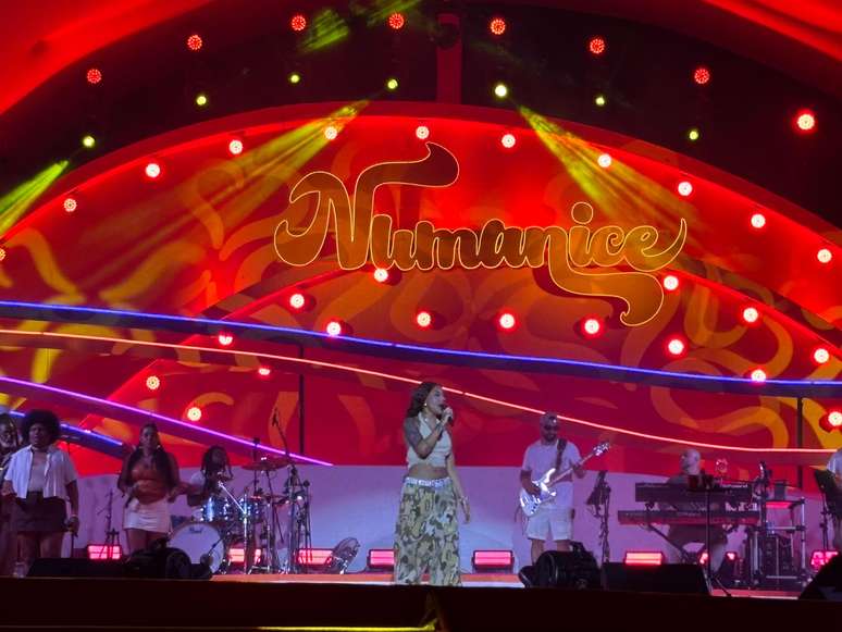 'Não vai acabar de vez', promete Ludmilla em show de despedida do projeto Numanice