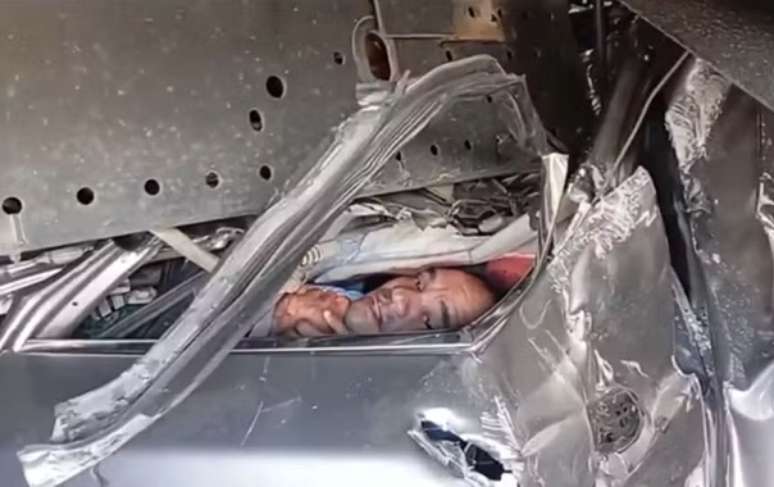 As cinco pessoas que estavam no veículo de passeio ficaram presos nas ferragens